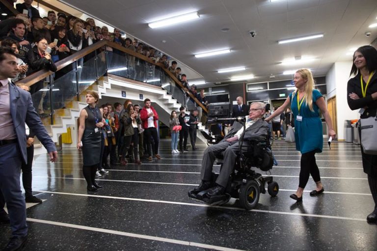 Según Stephen Hawking «Sin un gobierno mundial, la tecnología nos destruirá»