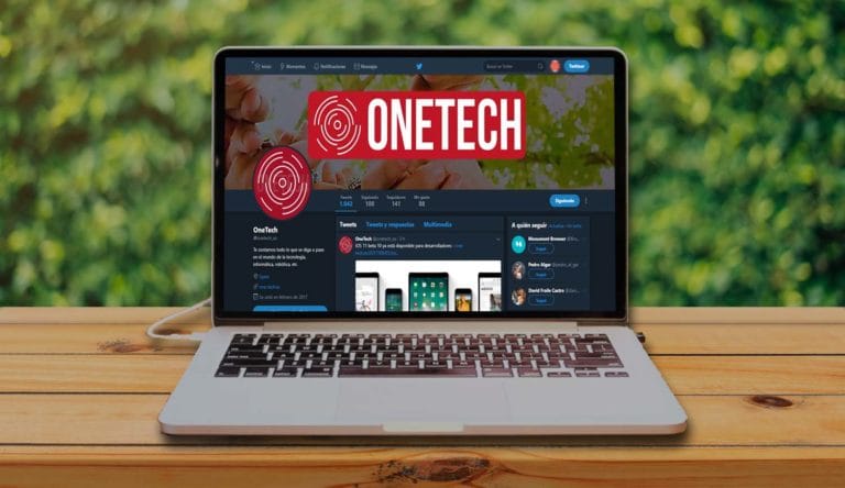 MacBook Pro con Twitter en modo nocturno