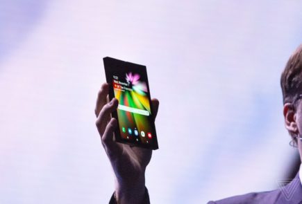 Samsung muestra su teléfono plegable con pantalla Infinity Flex 32
