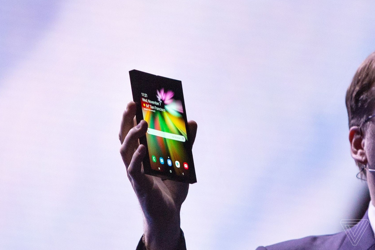 Samsung muestra su teléfono plegable con pantalla Infinity Flex 28