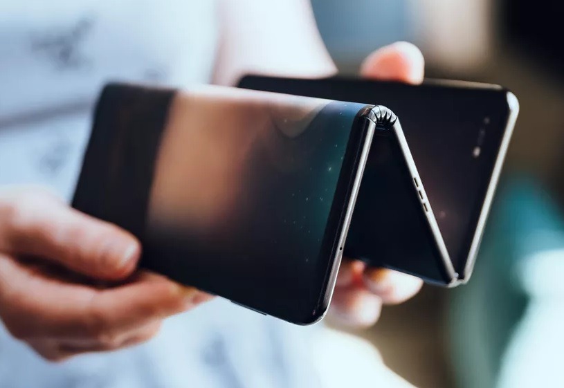 TCL muestra un smartphone plegable de tres pantallas TCL muestra un smartphone plegable de tres pantallas