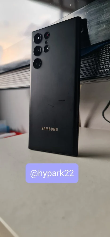 El Samsung Galaxy S22 Ultra aparece en varias fotografías en color negro 2