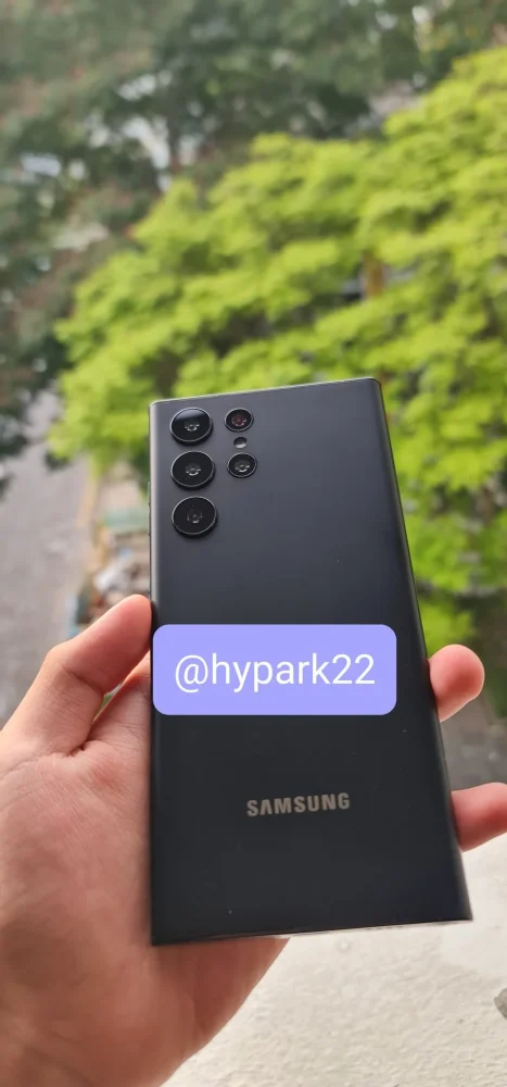 El Samsung Galaxy S22 Ultra aparece en varias fotografías en color negro 1