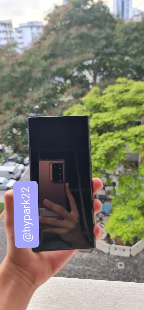 El Samsung Galaxy S22 Ultra aparece en varias fotografías en color negro 4