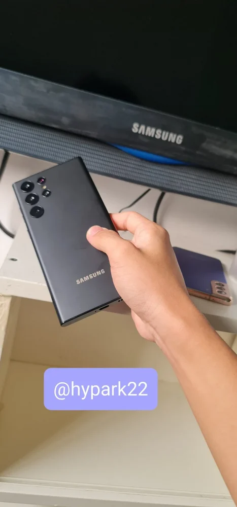 El Samsung Galaxy S22 Ultra aparece en varias fotografías en color negro 7