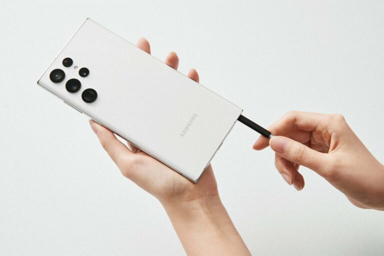 Samsung confirma que limita el rendimiento de los Galaxy S22, pero ya trabaja en una solución