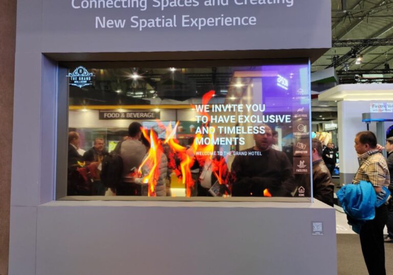 LG saca músculo en el ISE 2023 y nos sorprende con sus pantallas transparentes táctiles