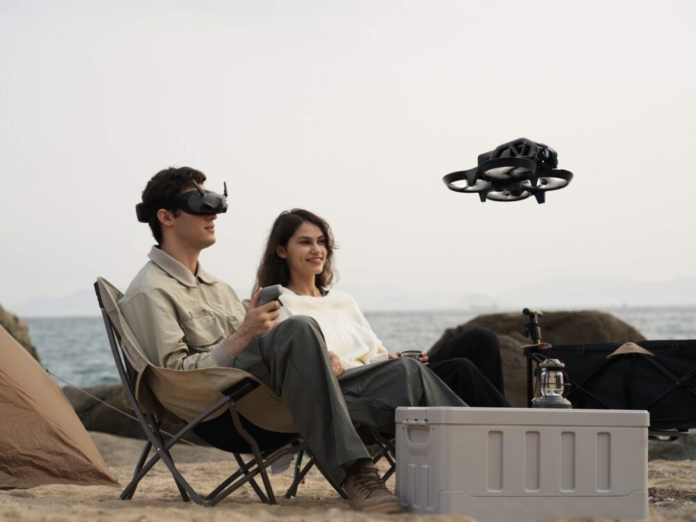 DJI lanza unas gafas y mando para controlar los drones DJI Avata 1