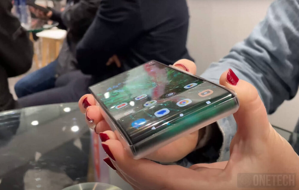 Motorola muestra su móvil con pantalla enrollable y lo hemos probado [Vídeo] 2