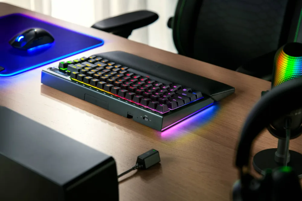 Razer BlackWidow V4 Pro 75%, nuevo teclado premium con pantalla OLED y hot-swap