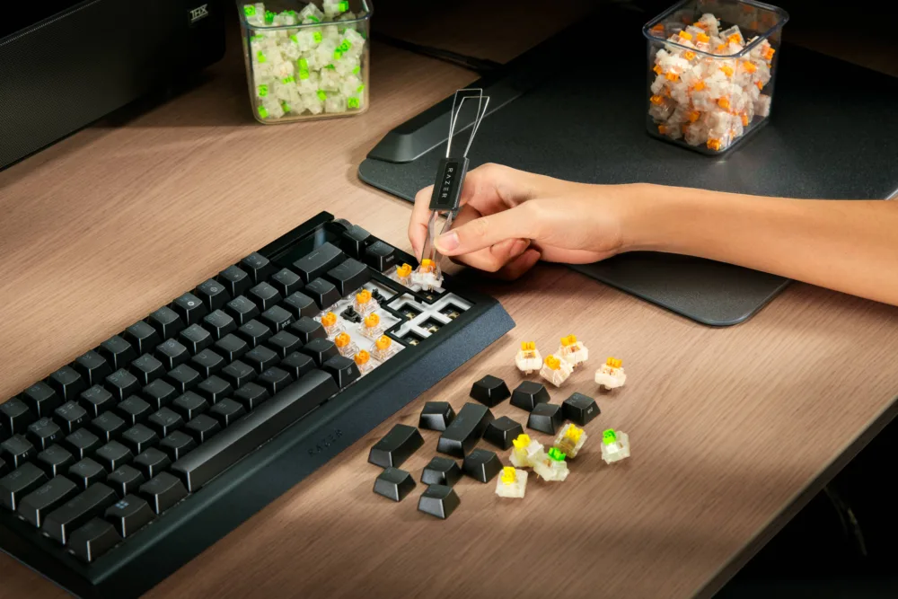 Razer BlackWidow V4 Pro 75%, nuevo teclado premium con pantalla OLED y hot-swap