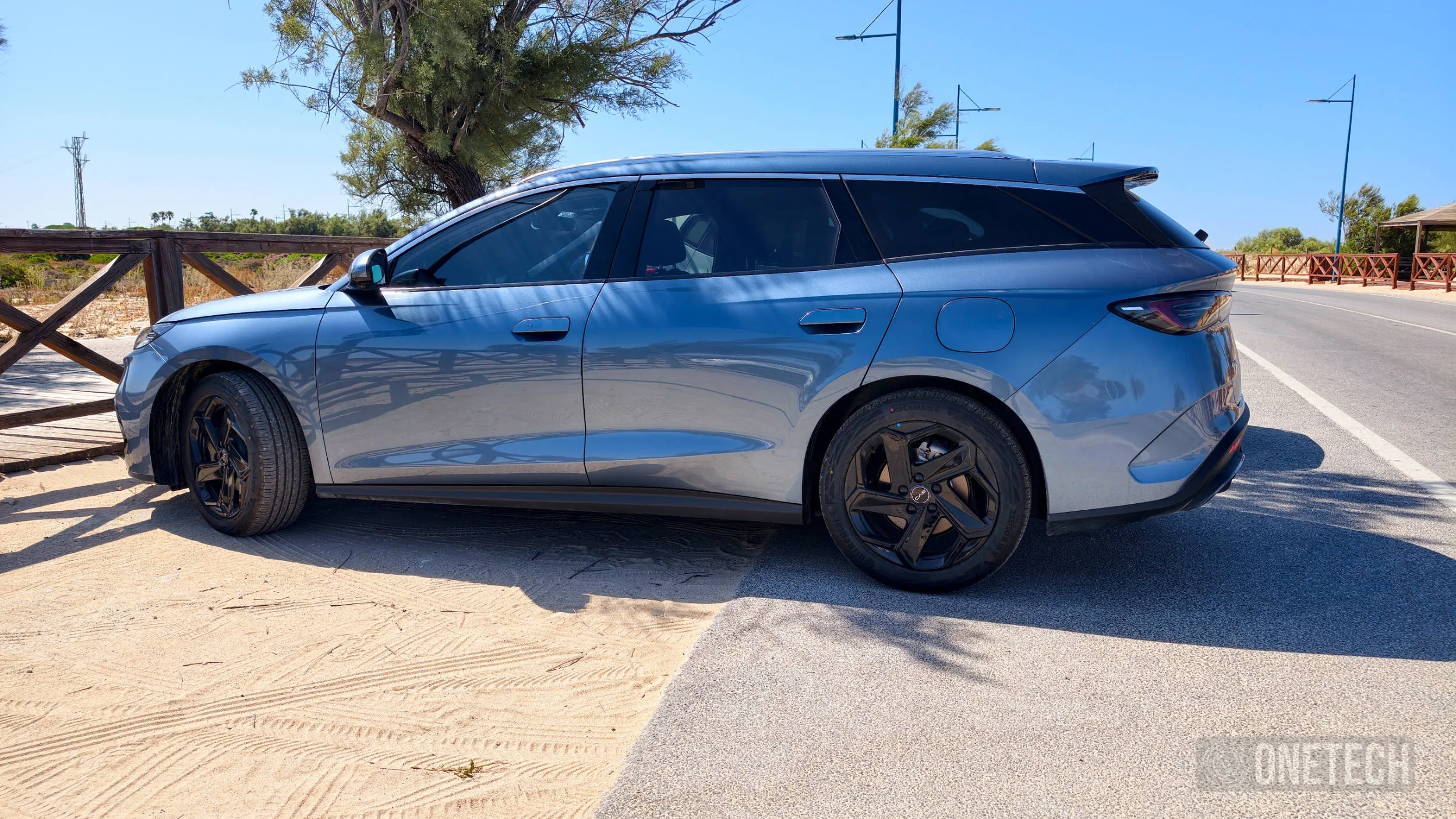 BYD SEAL 6 DM-i TOURING en la playa