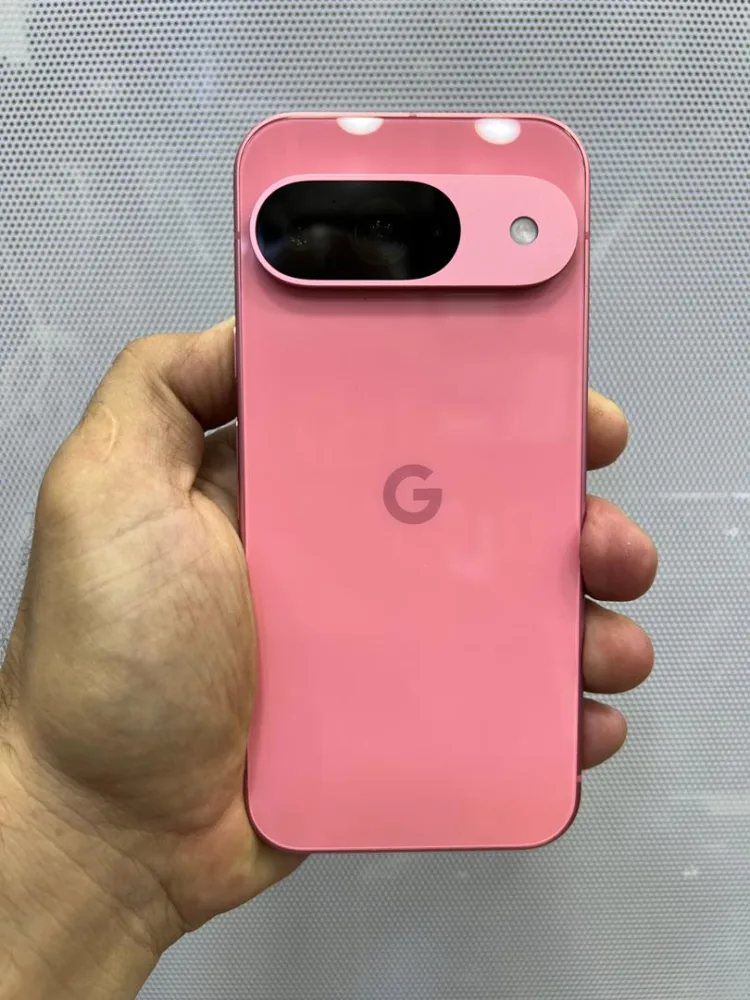 El Google Pixel 9 se muestra "orgulloso" en color rosa