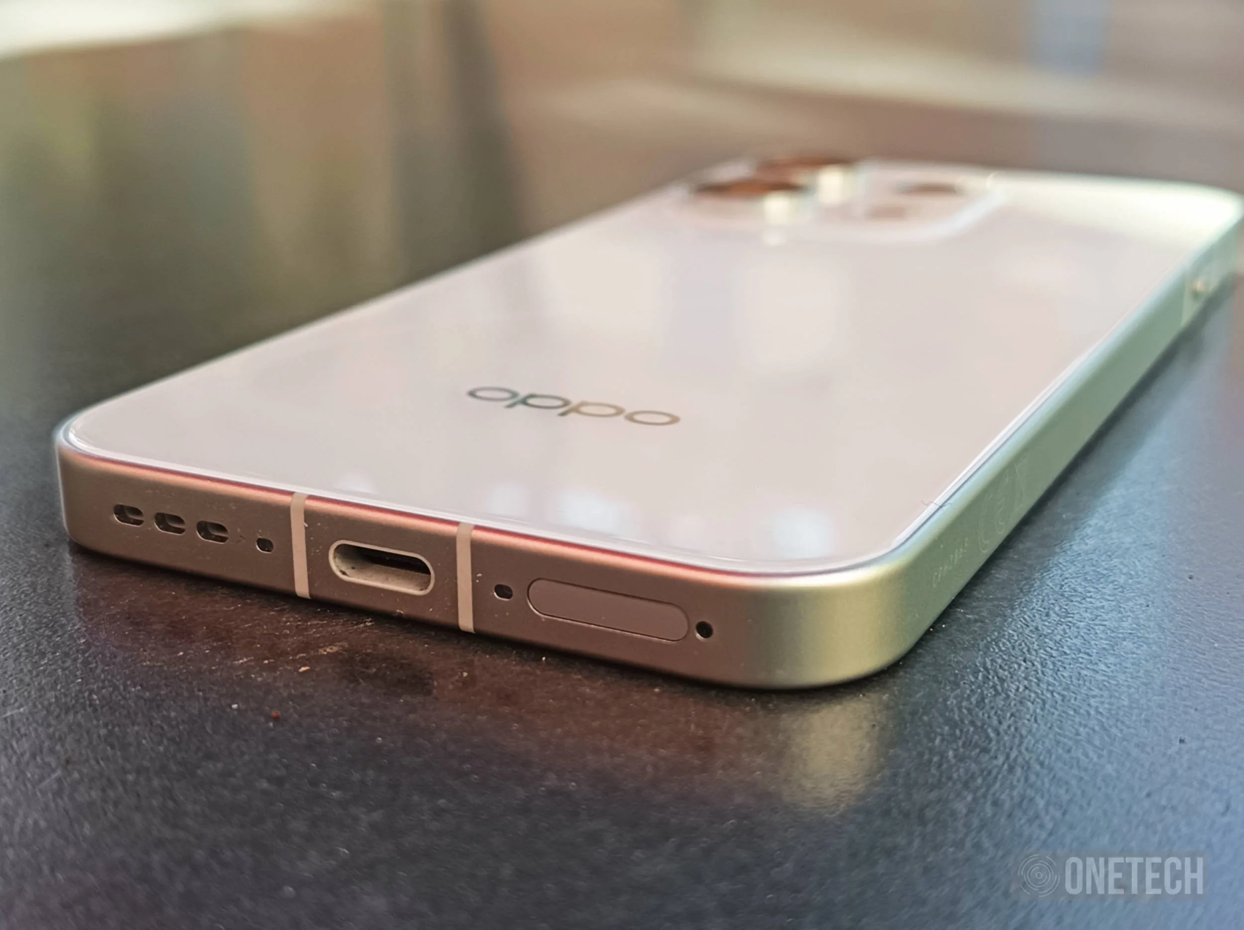 OPPO Reno16 Pro detalle de su marco