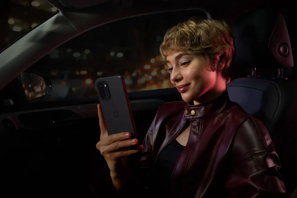 El OnePlus 15R, con sus 7.400 mAh de batería, es oficial