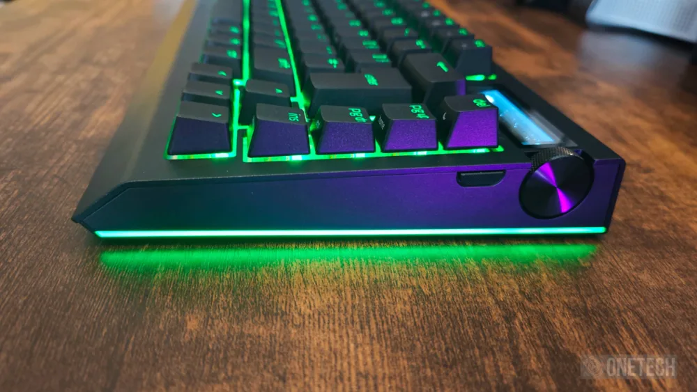 Razer BlackWidow V4 Pro 75%, un teclado premium con Snap Tap, Hot Swap y pantalla OLED - Análisis