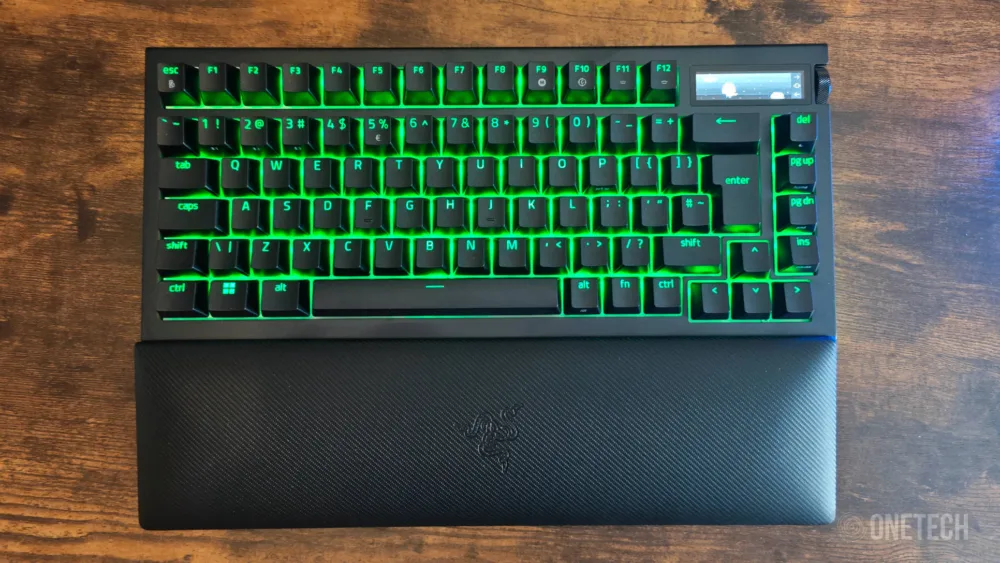 Razer BlackWidow V4 Pro 75%, un teclado premium con Snap Tap, Hot Swap y pantalla OLED - Análisis