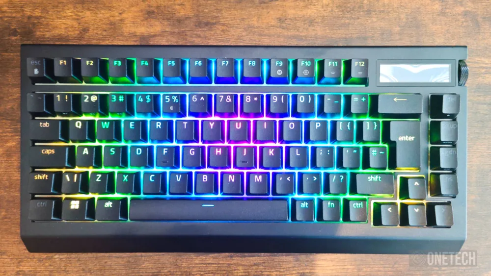 Razer BlackWidow V4 Pro 75%, un teclado premium con Snap Tap, Hot Swap y pantalla OLED - Análisis