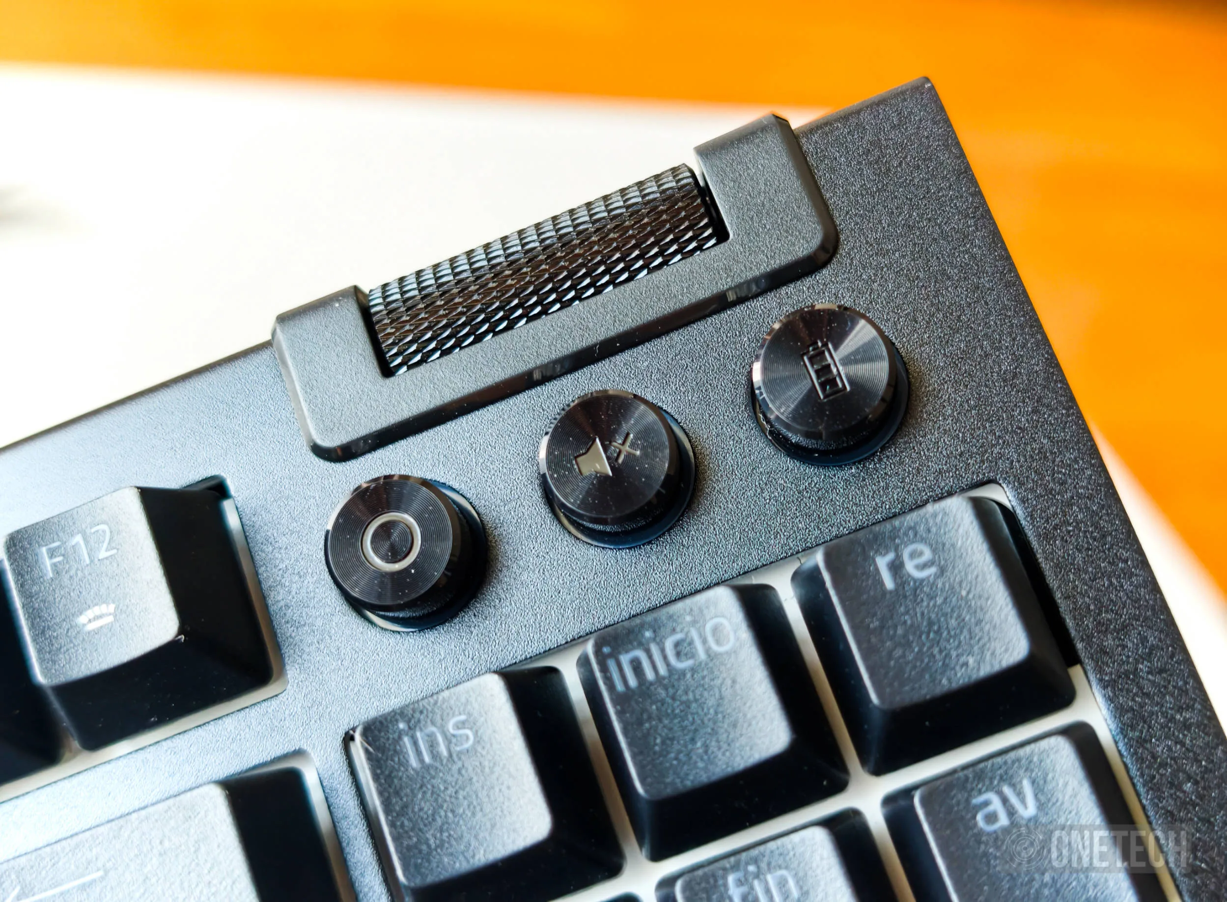 Vista del teclado Razer BlackWidow V4 TKL mostrando su perfil y rueda multifunción.