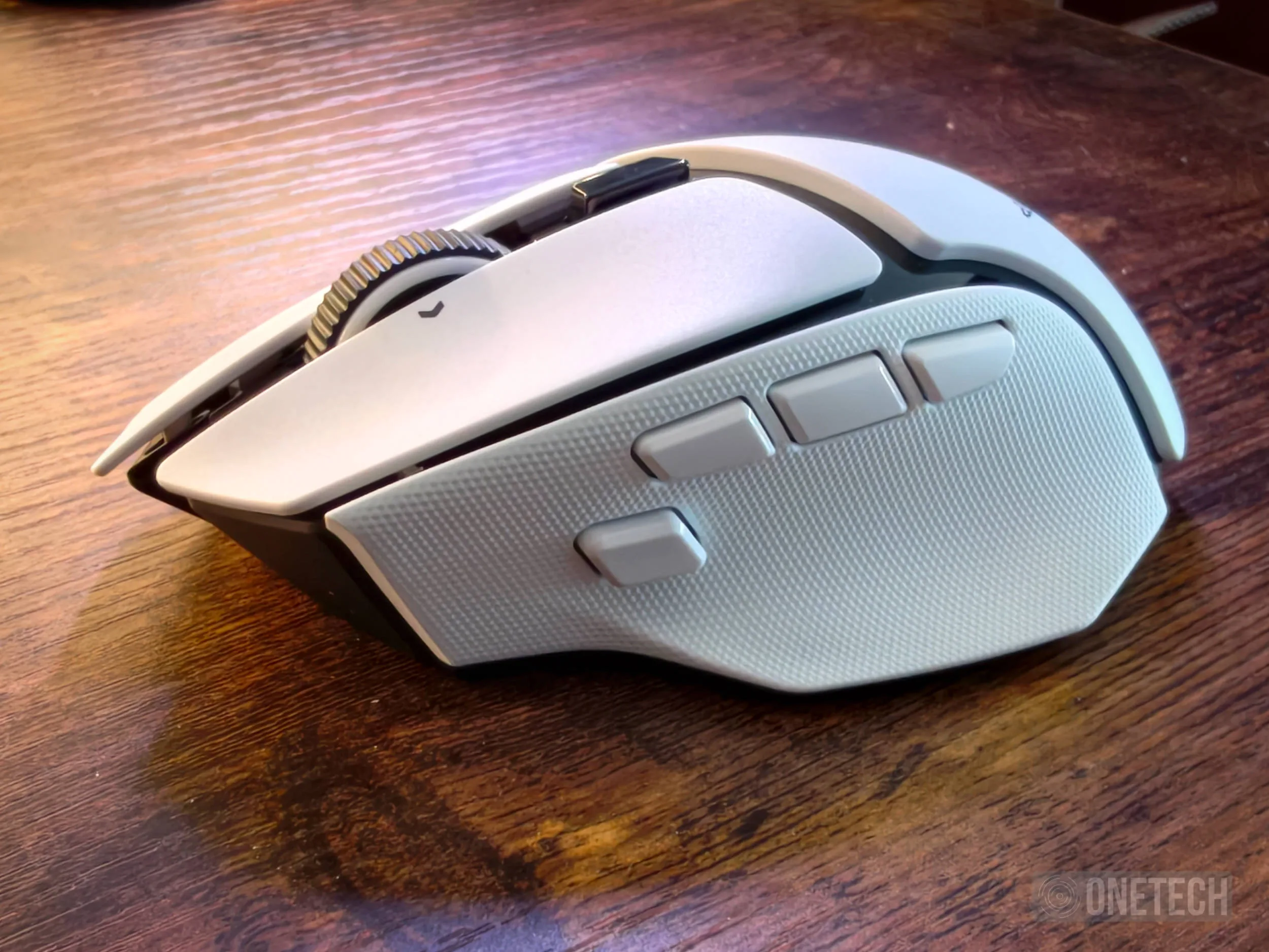 Razer Basilisk V4 HyperSpeed mostrando sus botones laterales