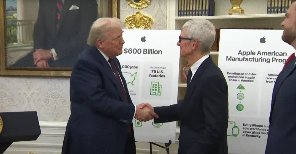 Apple agasaja a Donald Trump con una estatua de oro "Made in USA" Apple agasaja a Donald Trump con una estatua de oro "Made in USA"