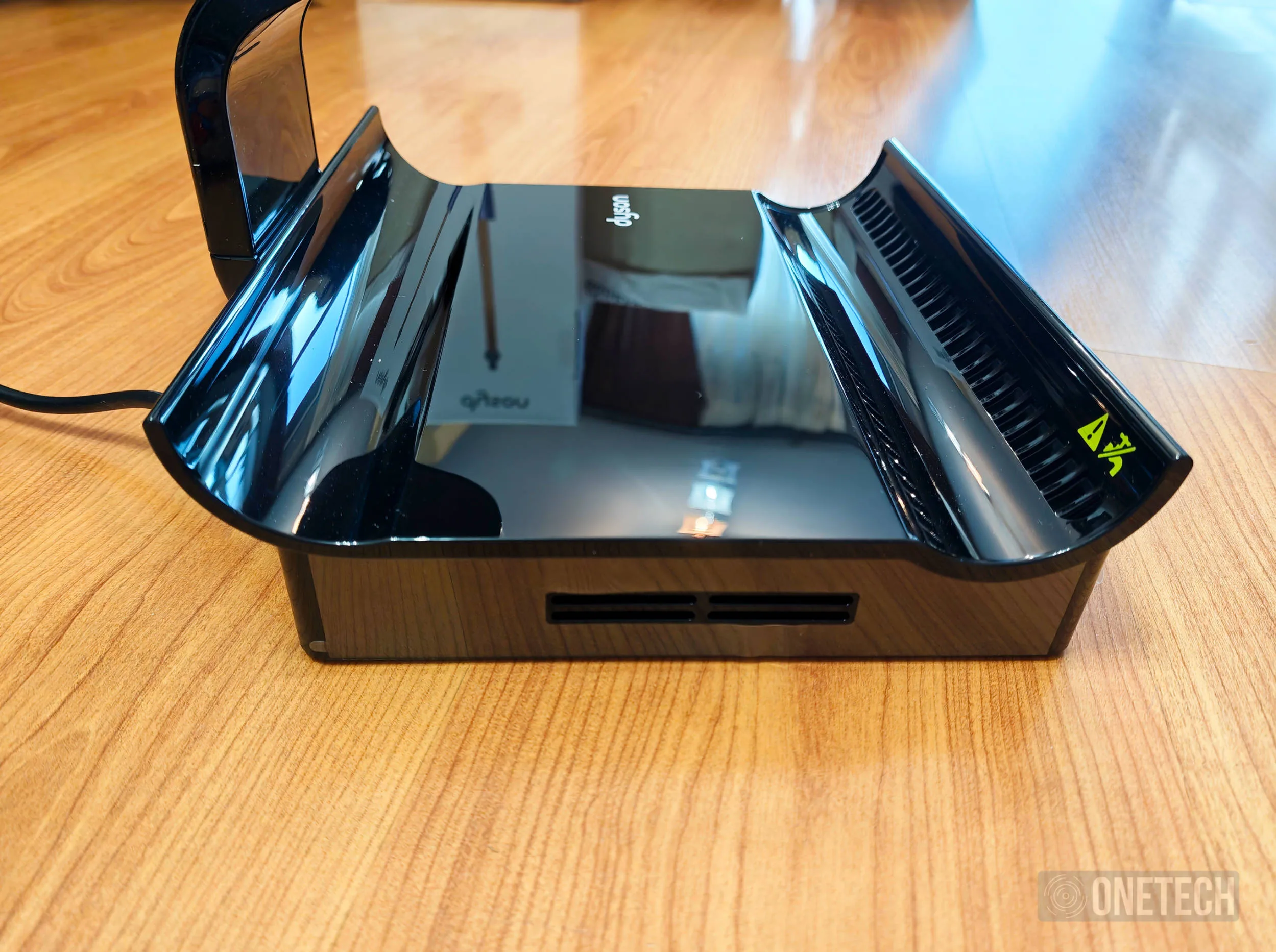 Dyson Clean+Wash Hygiene y su base de secado desde el lateral