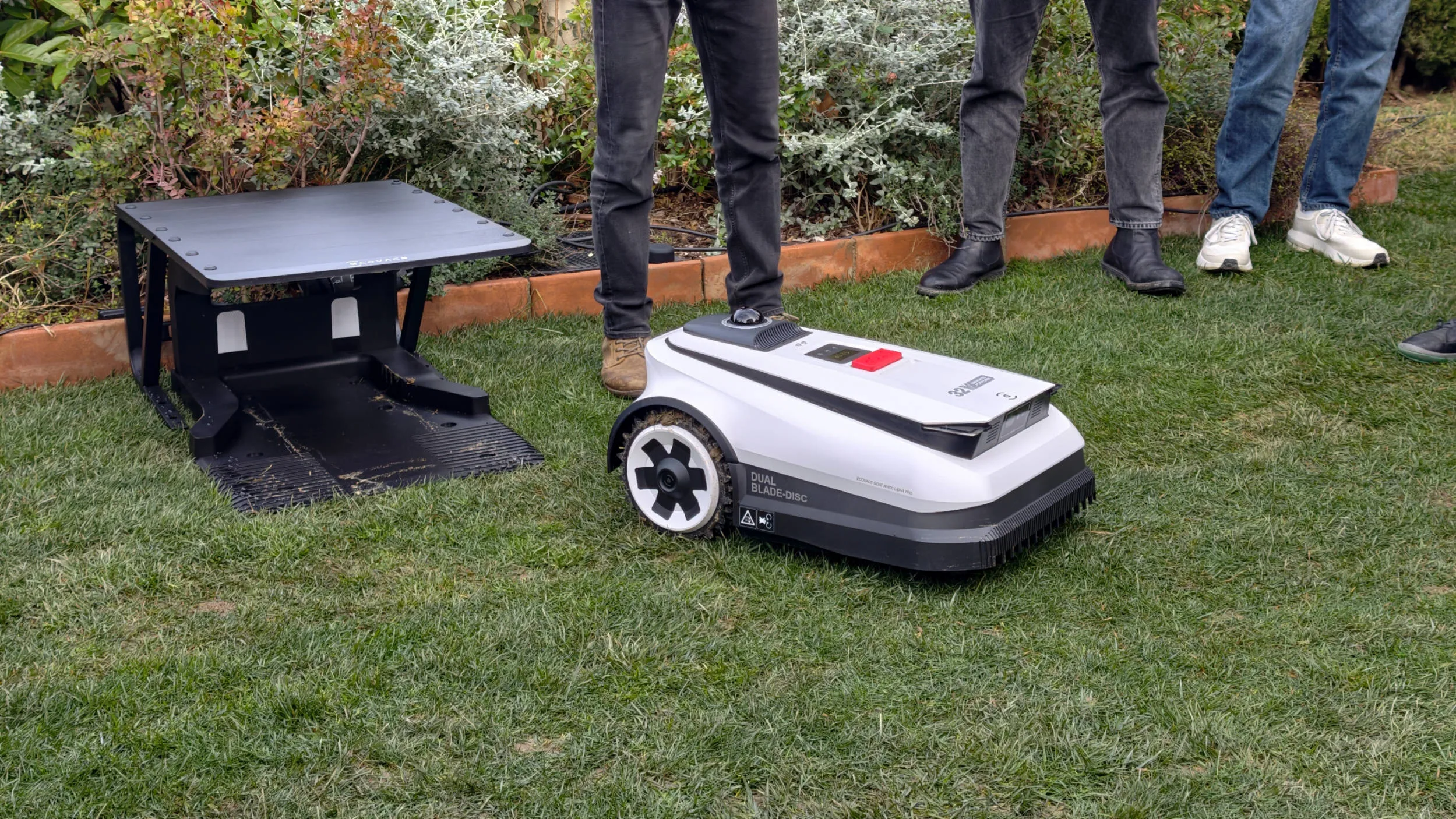 GOAT, la nueva serie de cortacéspedes de ECOVACS se presenta en Barcelona