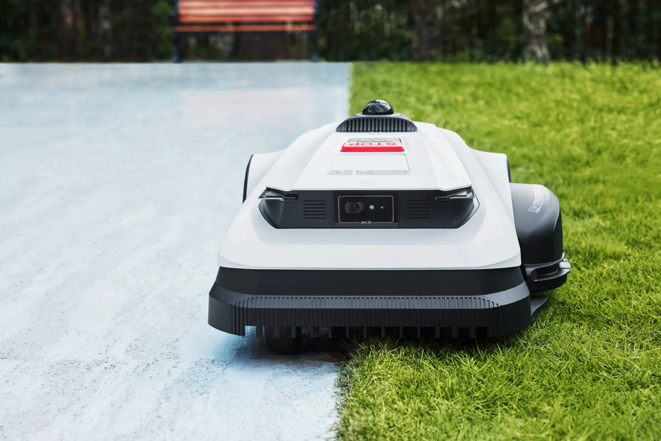 GOAT, la nueva serie de cortacéspedes de ECOVACS se presenta en Barcelona