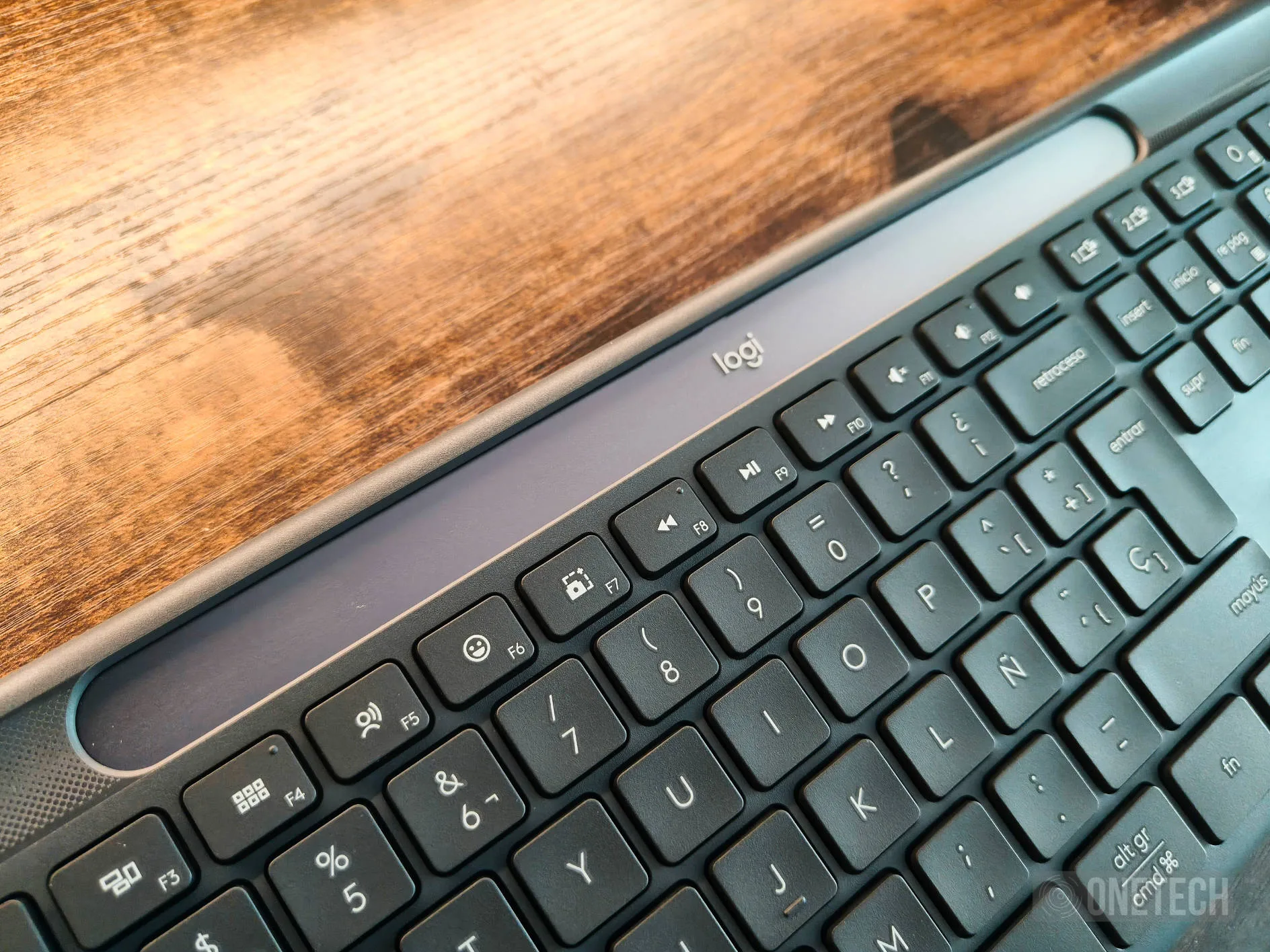 Logitech Signature Slim Solar+ K980, el teclado con IA que jamás tendrás que cargar – Análisis