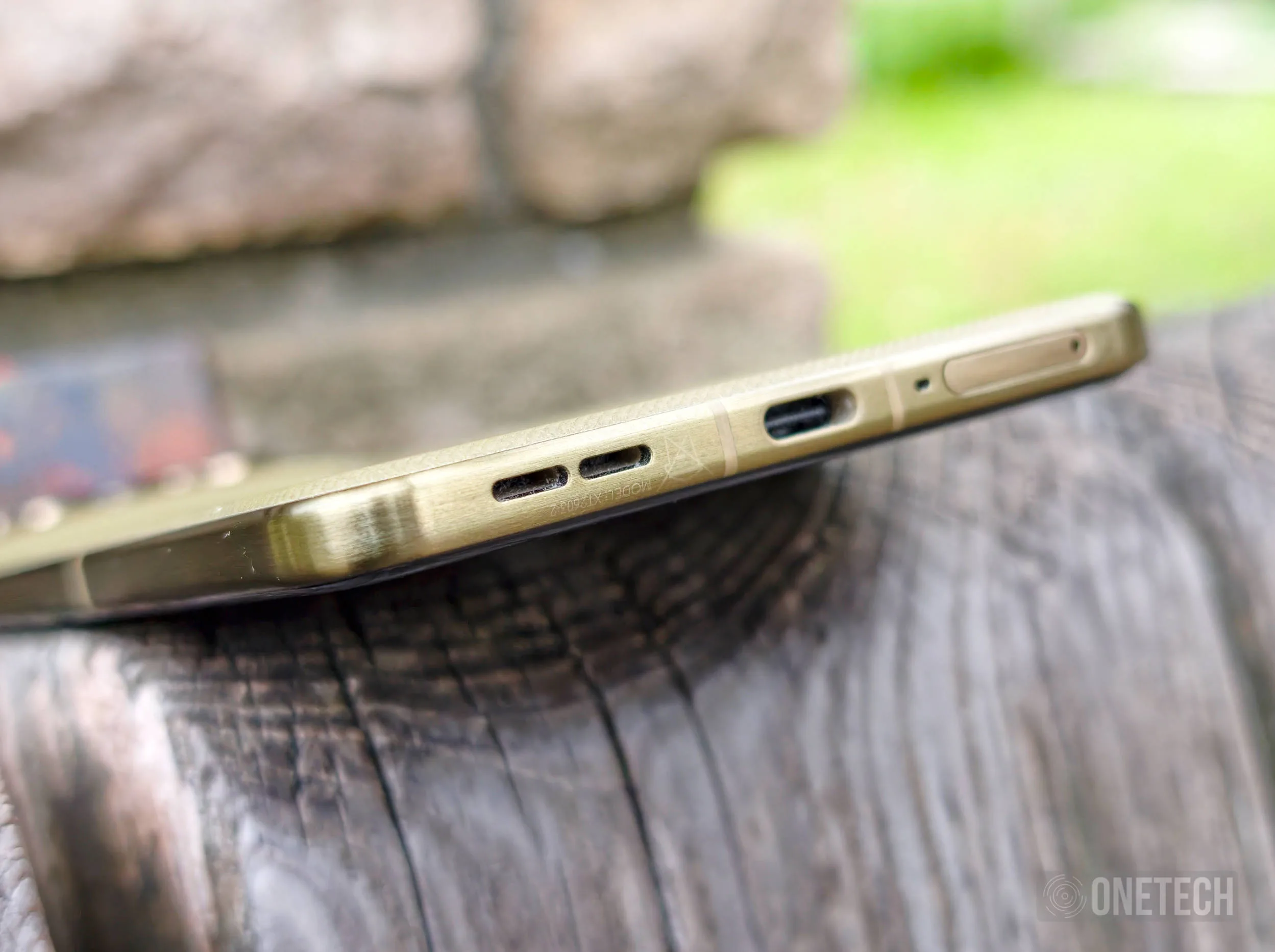Motorola Signature: la prueba de que un teléfono ultrafino, no significa tener que renunciar a nada - Análisis Motorola Signature puertos