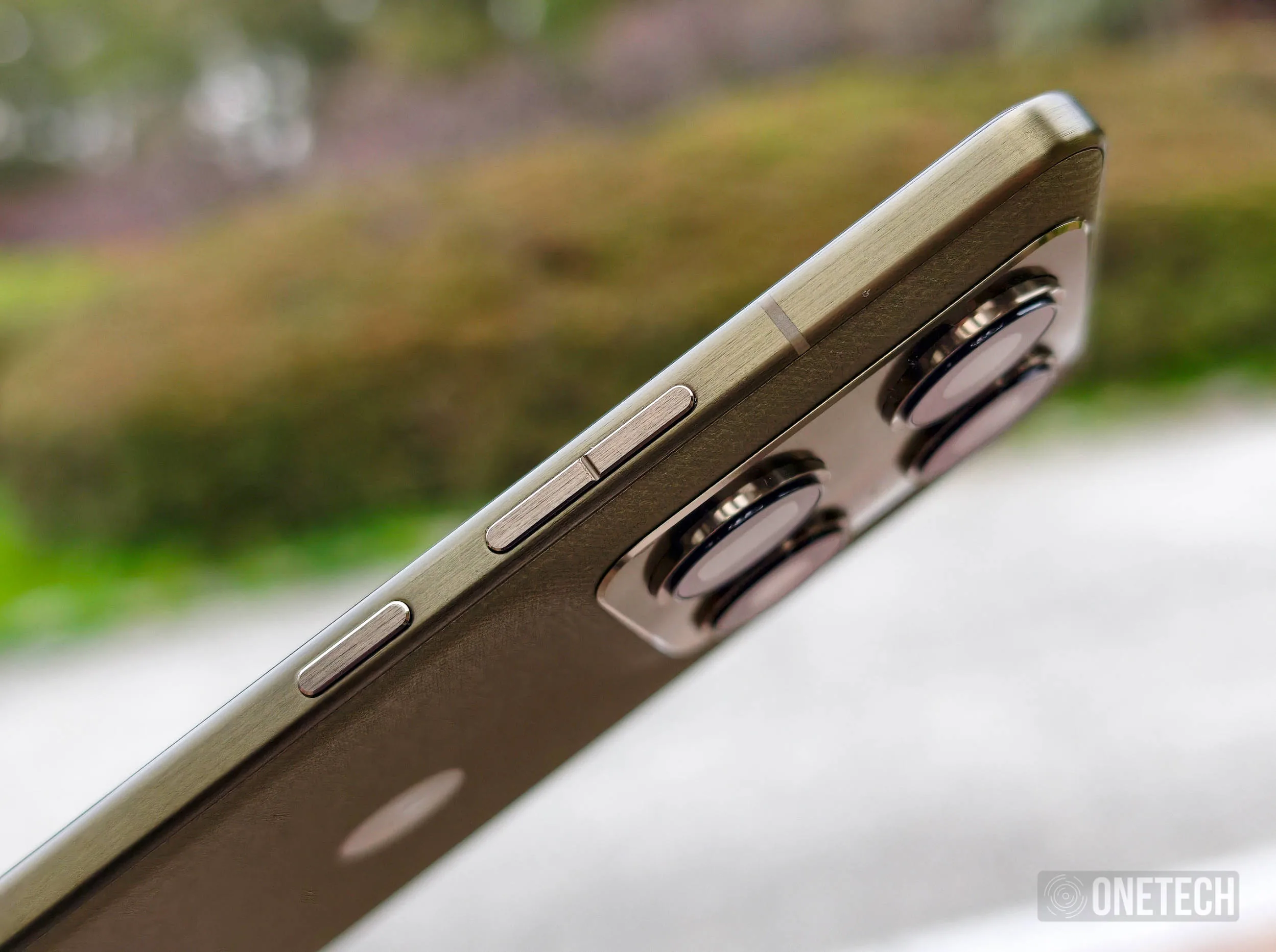 Motorola Signature: la prueba de que un teléfono ultrafino, no significa tener que renunciar a nada - Análisis Motorola Signature botones